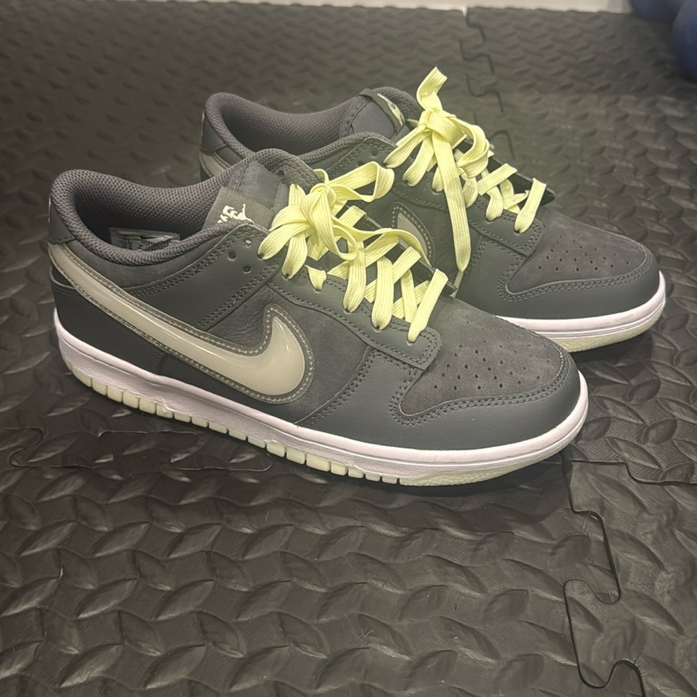 Kids dunks grey